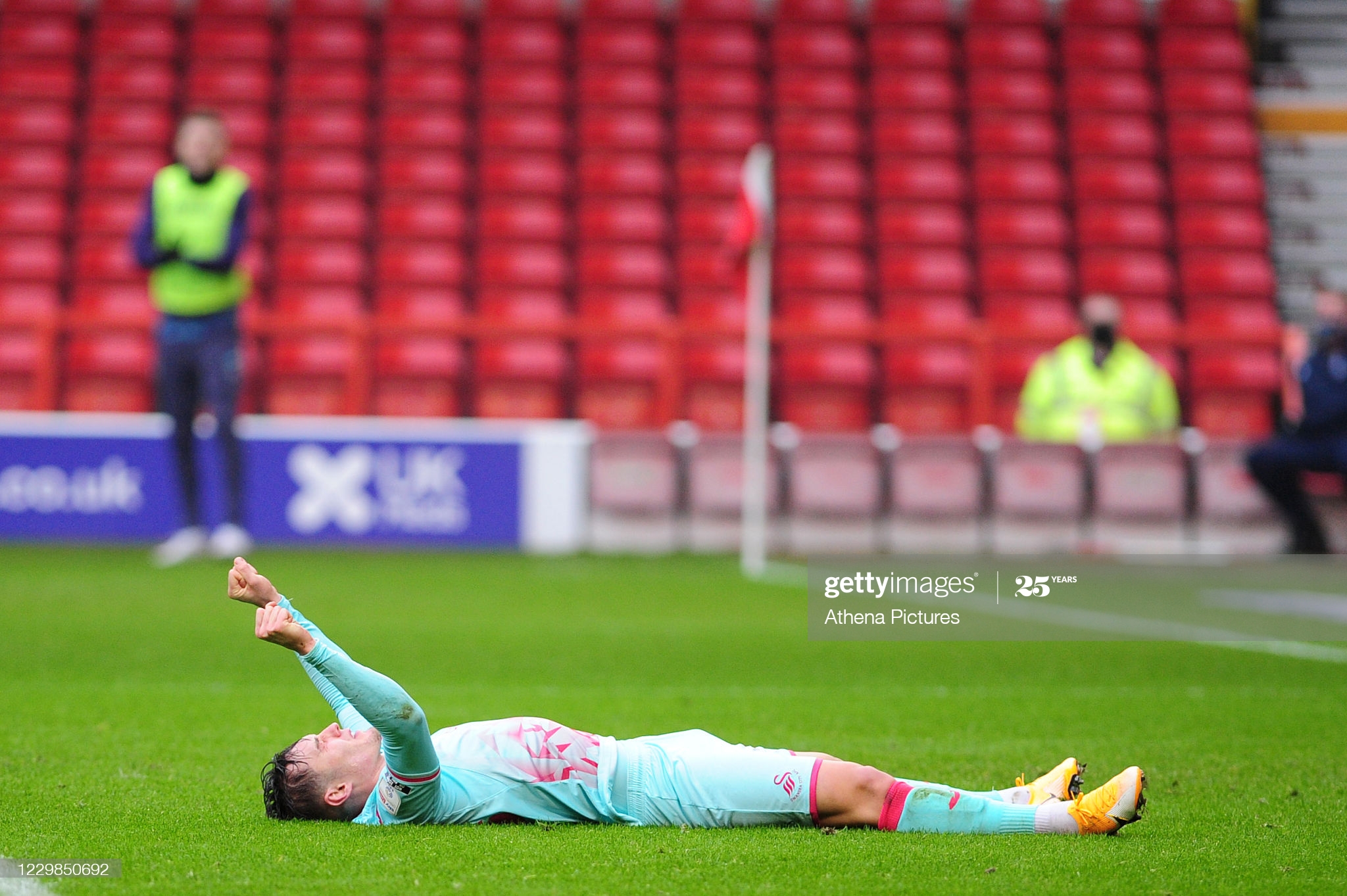 Black Eyed Connor Roberts Sums Up Swansea Spirit, Says Steve Cooper